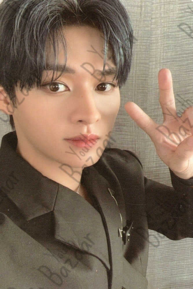 Lee Know - Stay in Stay in Jeju Exhibition Offline Pob