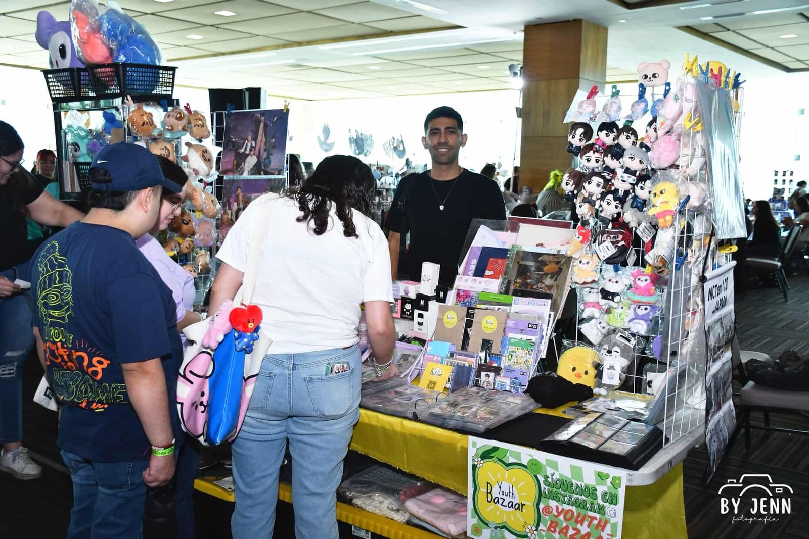 Stand de Youth Bazaar en evento K-pop