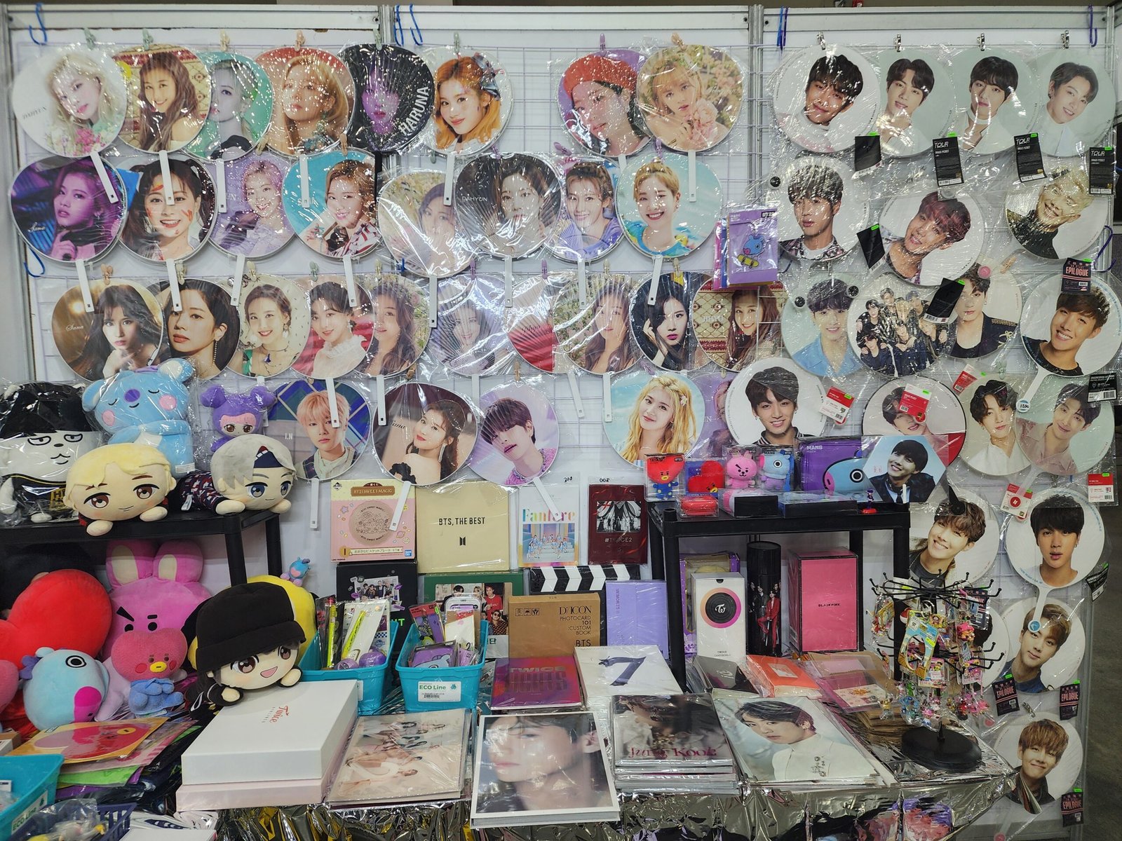 Merch de K-pop en stand Youth Bazaar