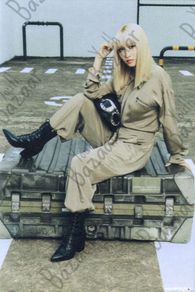 Momo - World in A Day Trading Card 5